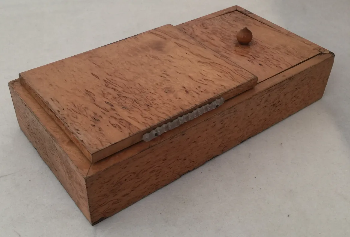 Antike Holzkiste mit einfachem und elegantem Design.