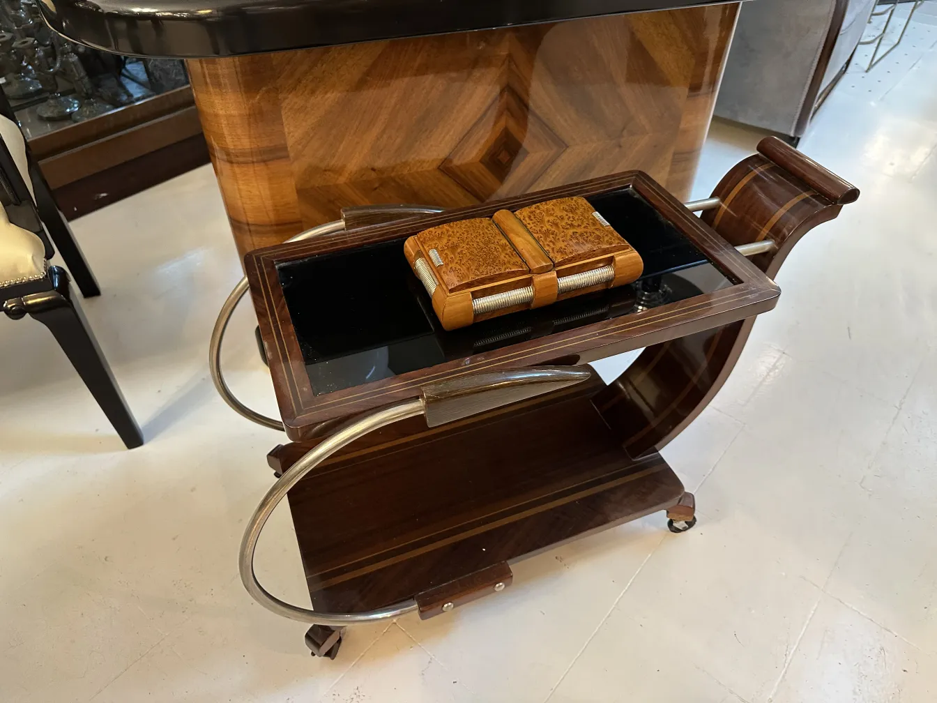 Antike Kiste mit Büchern auf einem eleganten Tisch.