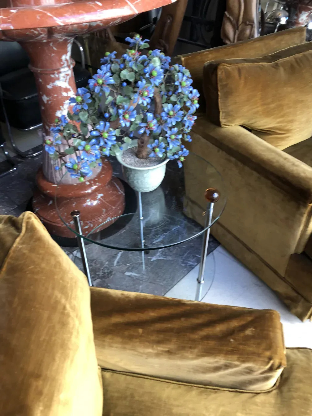 Bonsái antiguo decorativo con flores azules y base de cerámica