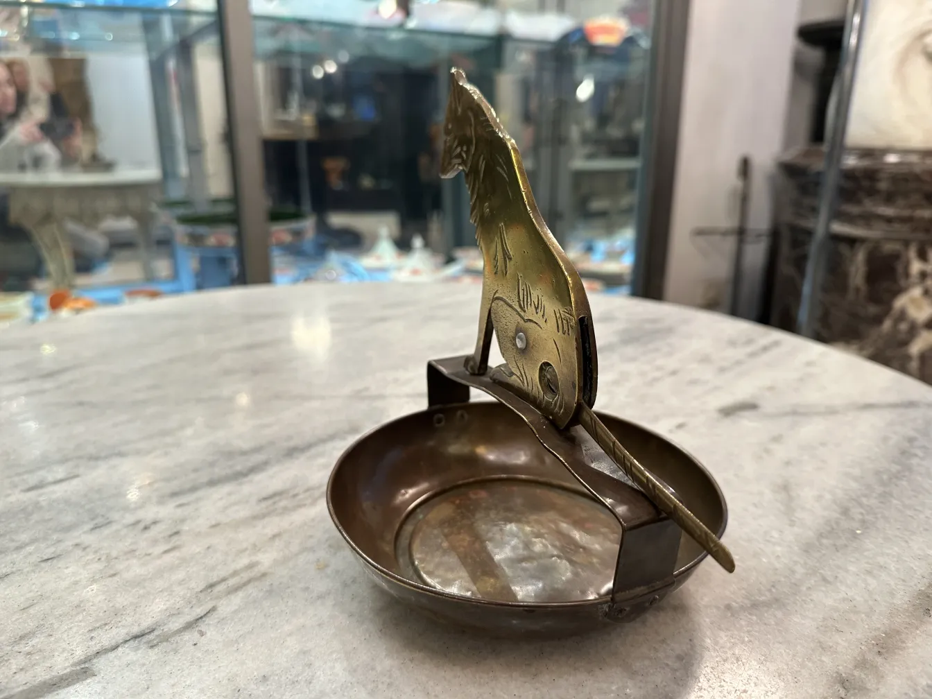 带猫形设计的古董雪茄剪和圆形底座