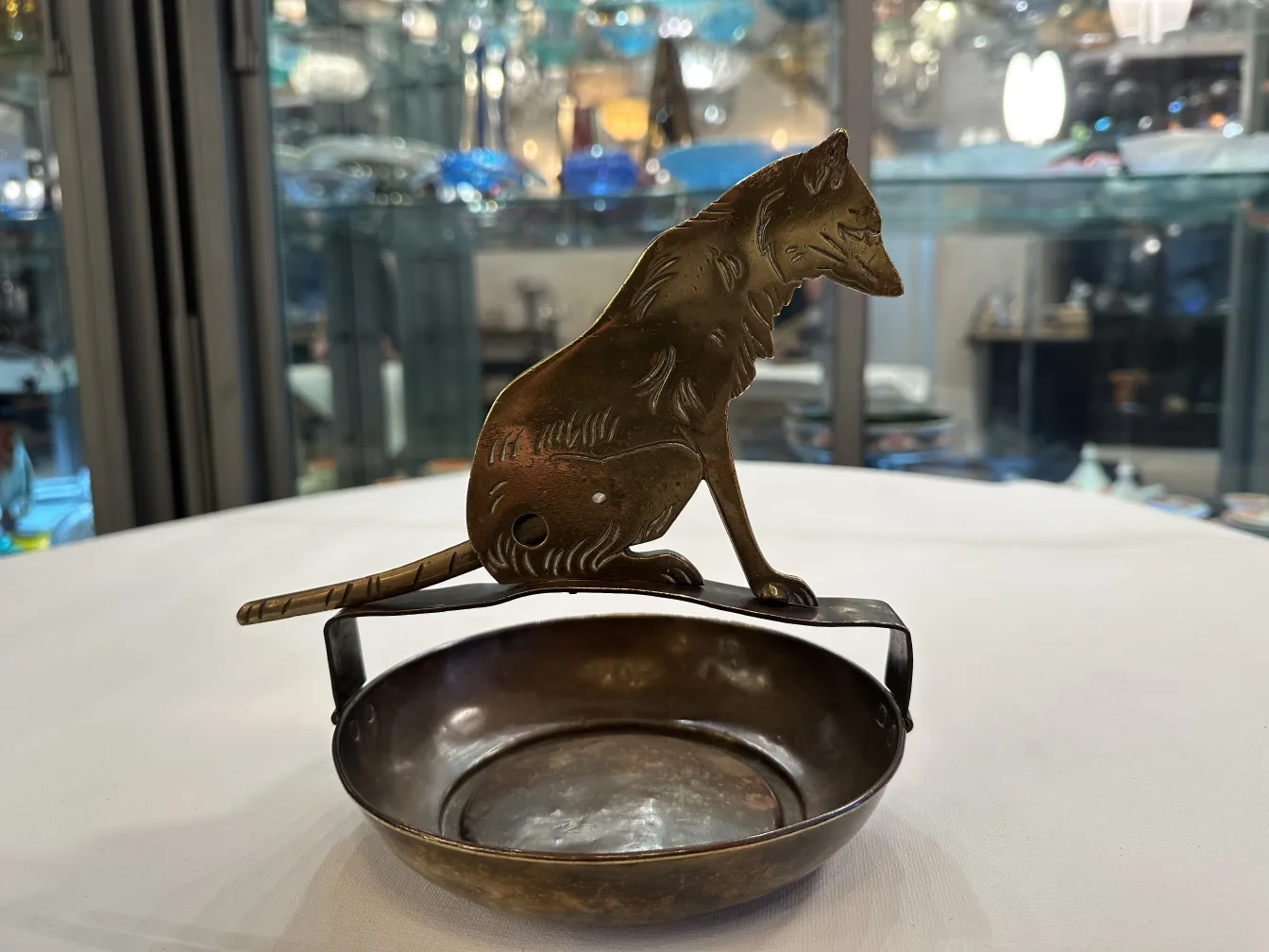 丸いベースと猫のデザインのアンティークシガーカッター
