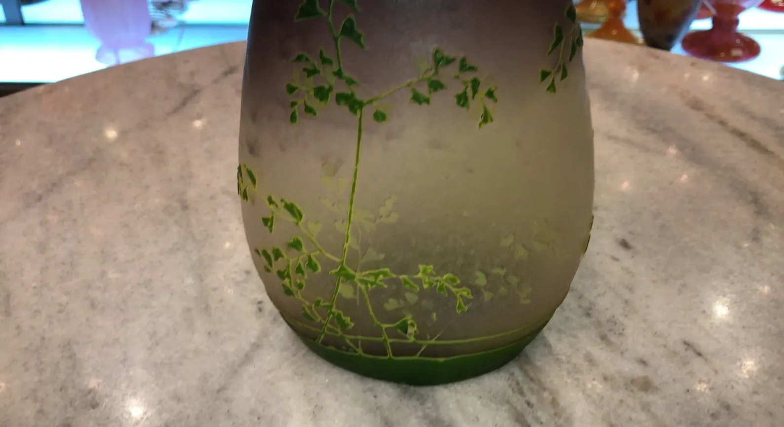 Vase ancien avec motif de feuilles vertes et accents rouges, Muller frères Lunèville