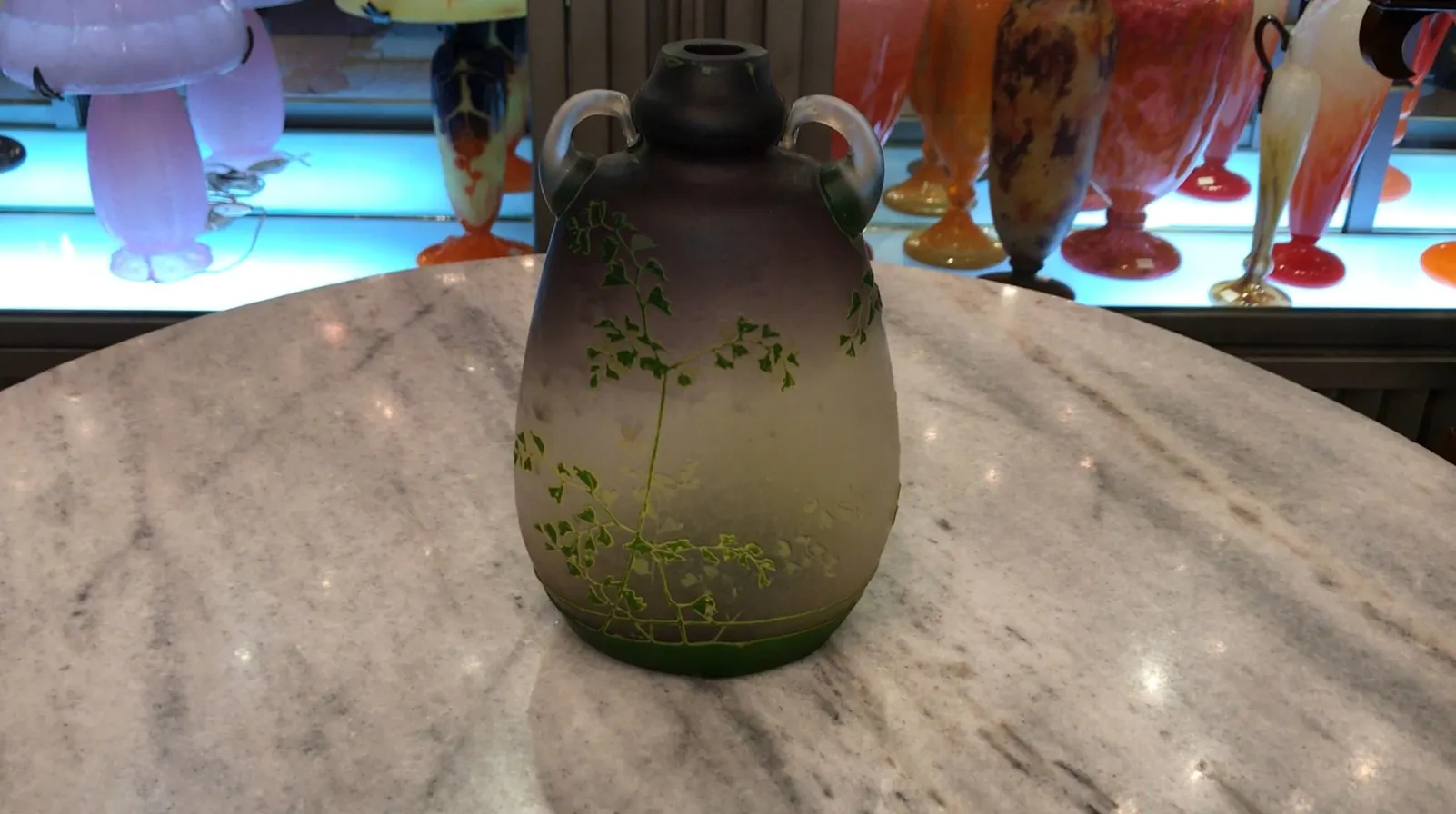 Vase ancien avec motif de feuilles vertes et accents rouges, Muller frères Lunèville