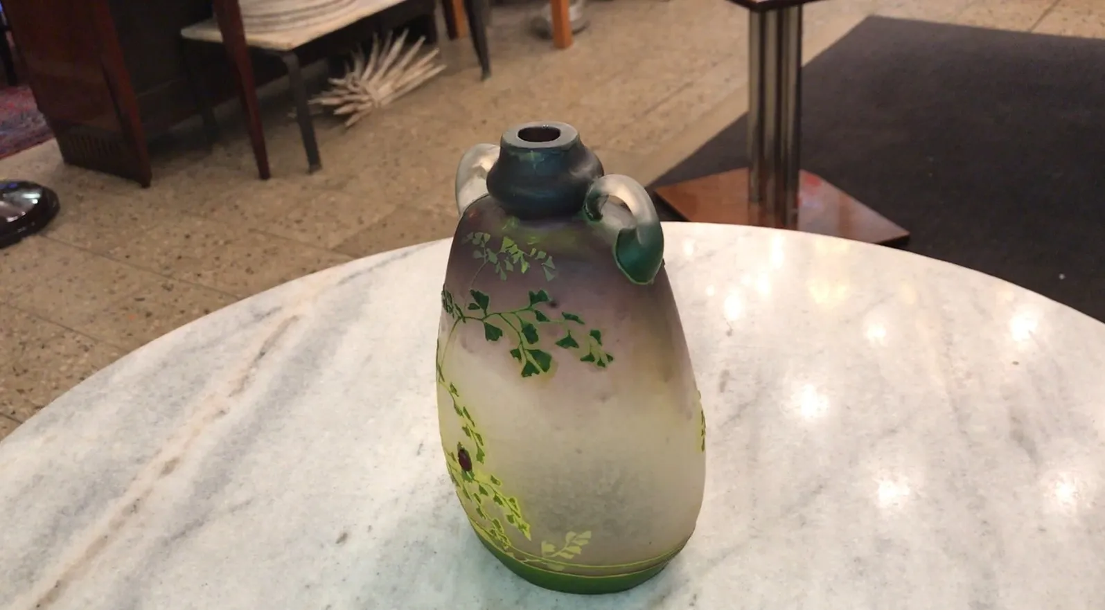 Антикварная ваза с зелеными листьями и красными акцентами, Muller frères Lunèville