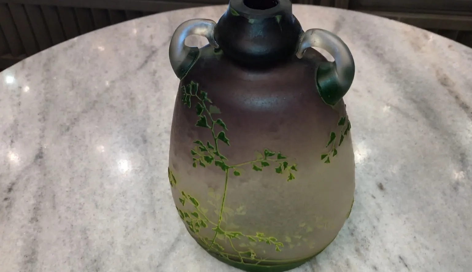 Vase ancien avec motif de feuilles vertes et accents rouges, Muller frères Lunèville