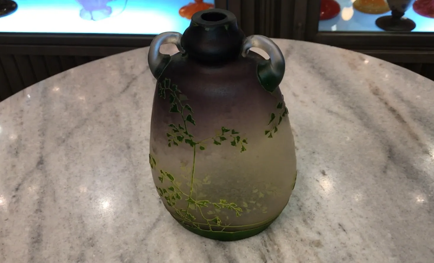 Vase ancien avec motif de feuilles vertes et accents rouges, Muller frères Lunèville