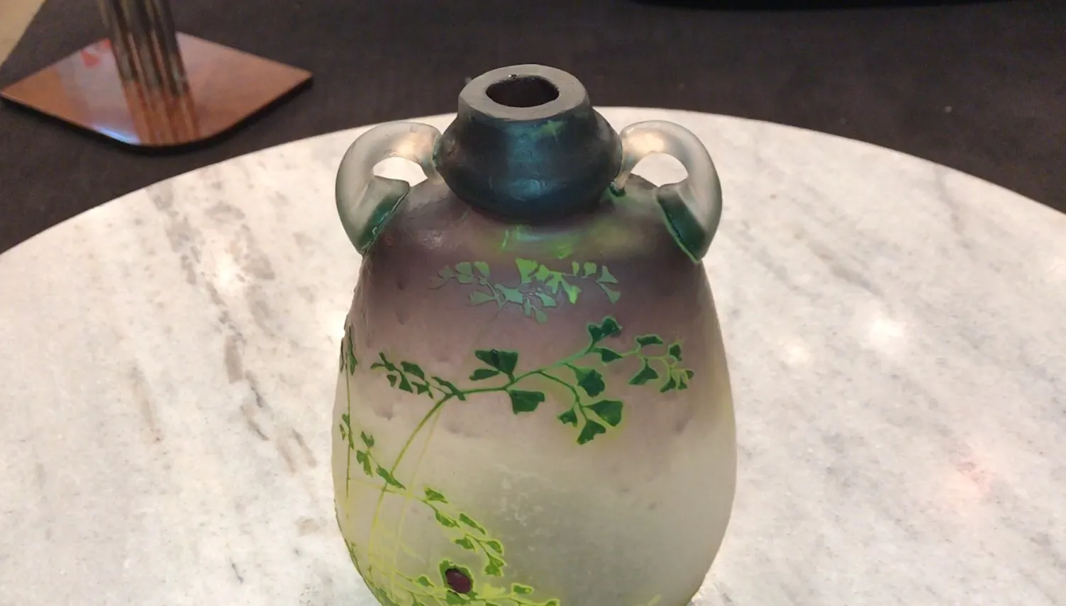 Vase ancien avec motif de feuilles vertes et accents rouges, Muller frères Lunèville
