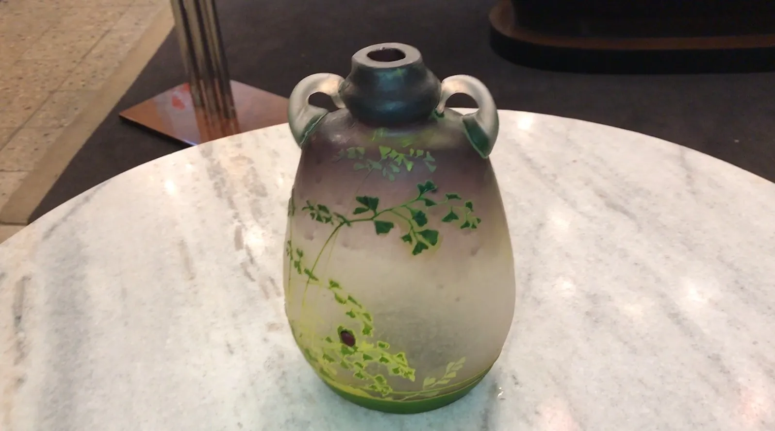 Vase ancien avec motif de feuilles vertes et accents rouges, Muller frères Lunèville