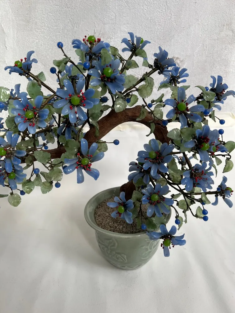 Bonsai antico decorato con fiori blu e verdi