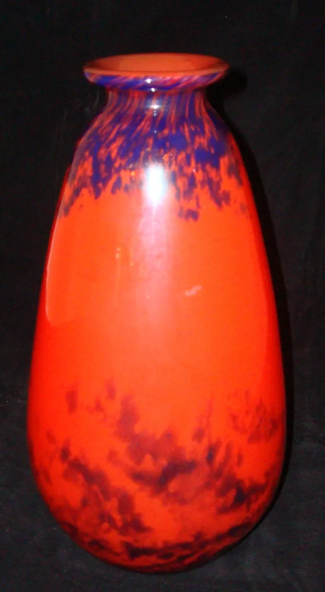 Verre ancien signé par Muller Freres, forme élégante, couleurs vibrantes.