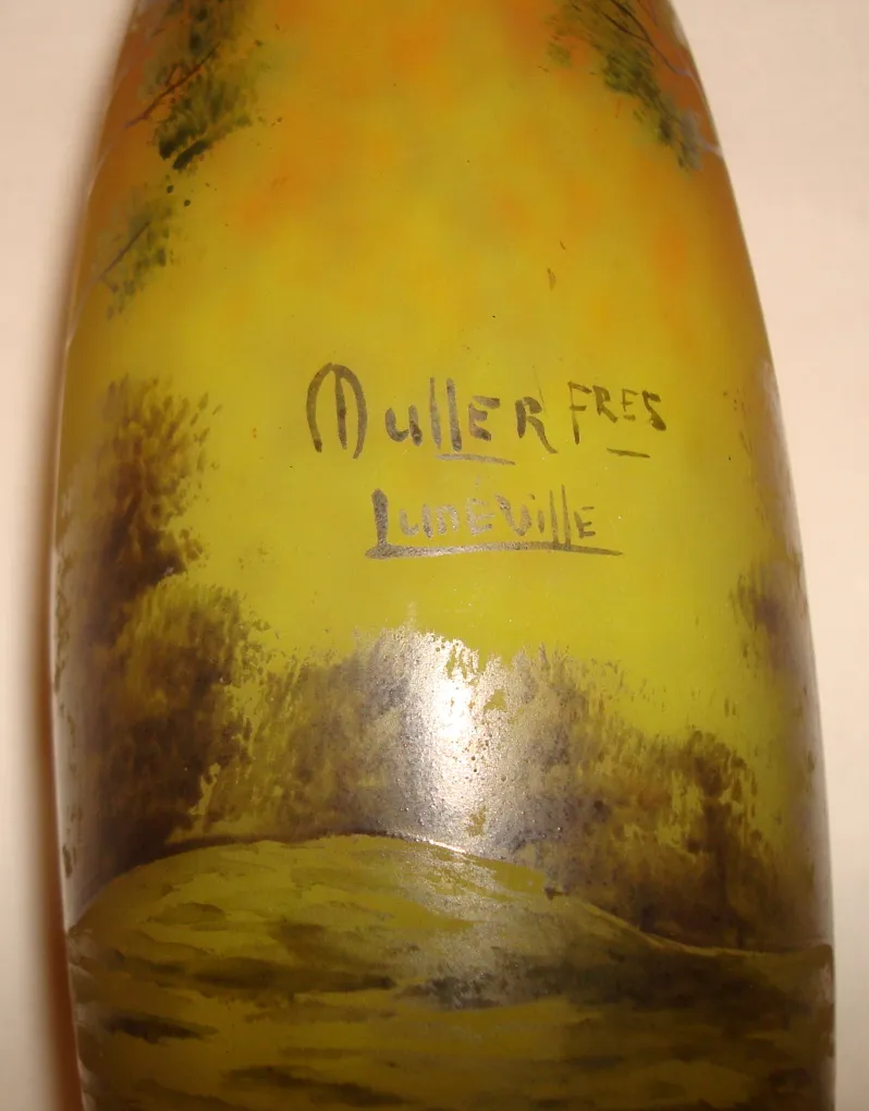 Lampe antique avec design floral et verre signé Muller Freres.