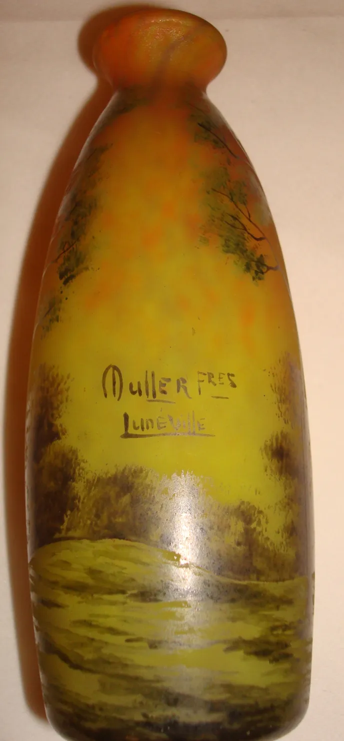 Lampe antique avec design floral et verre signé Muller Freres.