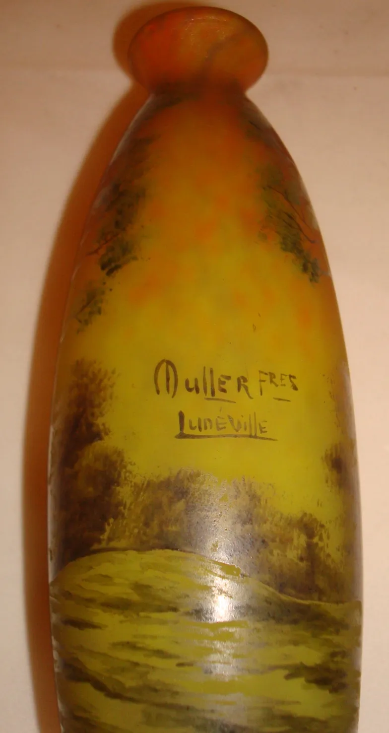 古董灯具，带有花卉设计和Muller Freres签名玻璃。