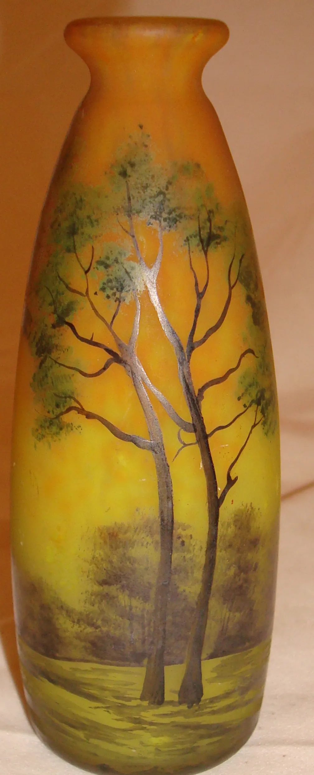 Lampe antique avec design floral et verre signé Muller Freres.