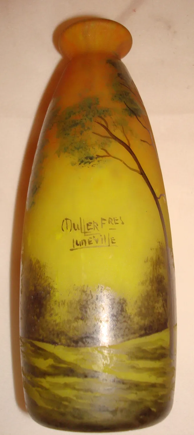 Lampe antique avec design floral et verre signé Muller Freres.