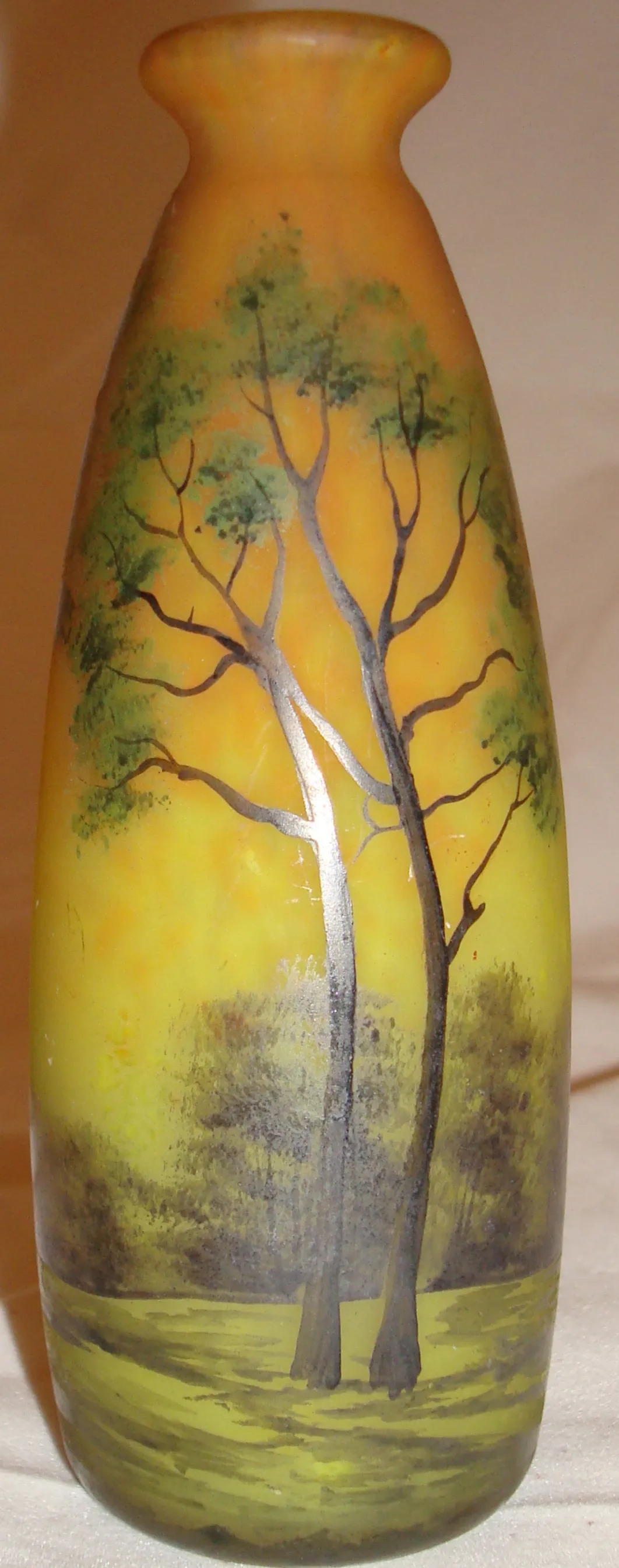 Lampe antique avec design floral et verre signé Muller Freres.