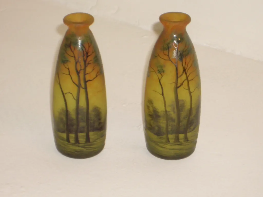 Lampe antique avec design floral et verre signé Muller Freres.