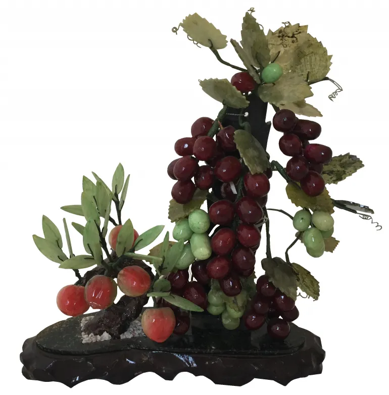 بونساي قديم مع أغصان عنب وثمار حمراء.