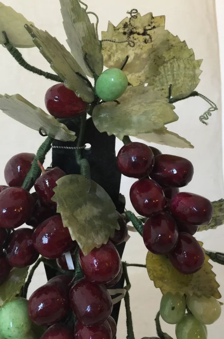 고풍스러운 인공 분재, 빨간 열매와 녹색 잎이 있습니다