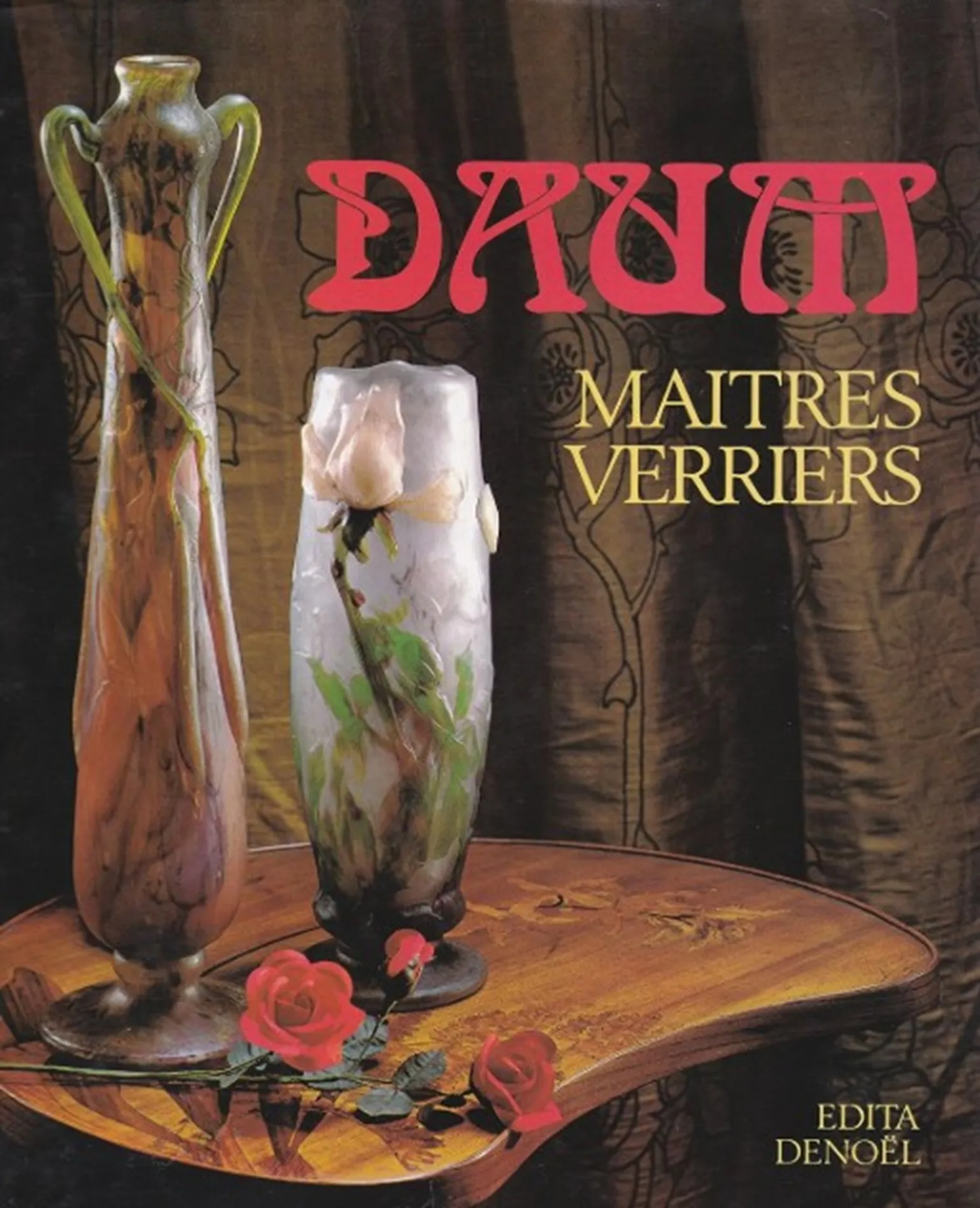Signiertes Glas Daum Nancy mit Blumen, antik dekorativer Stil auf einem Tisch mit Rosen