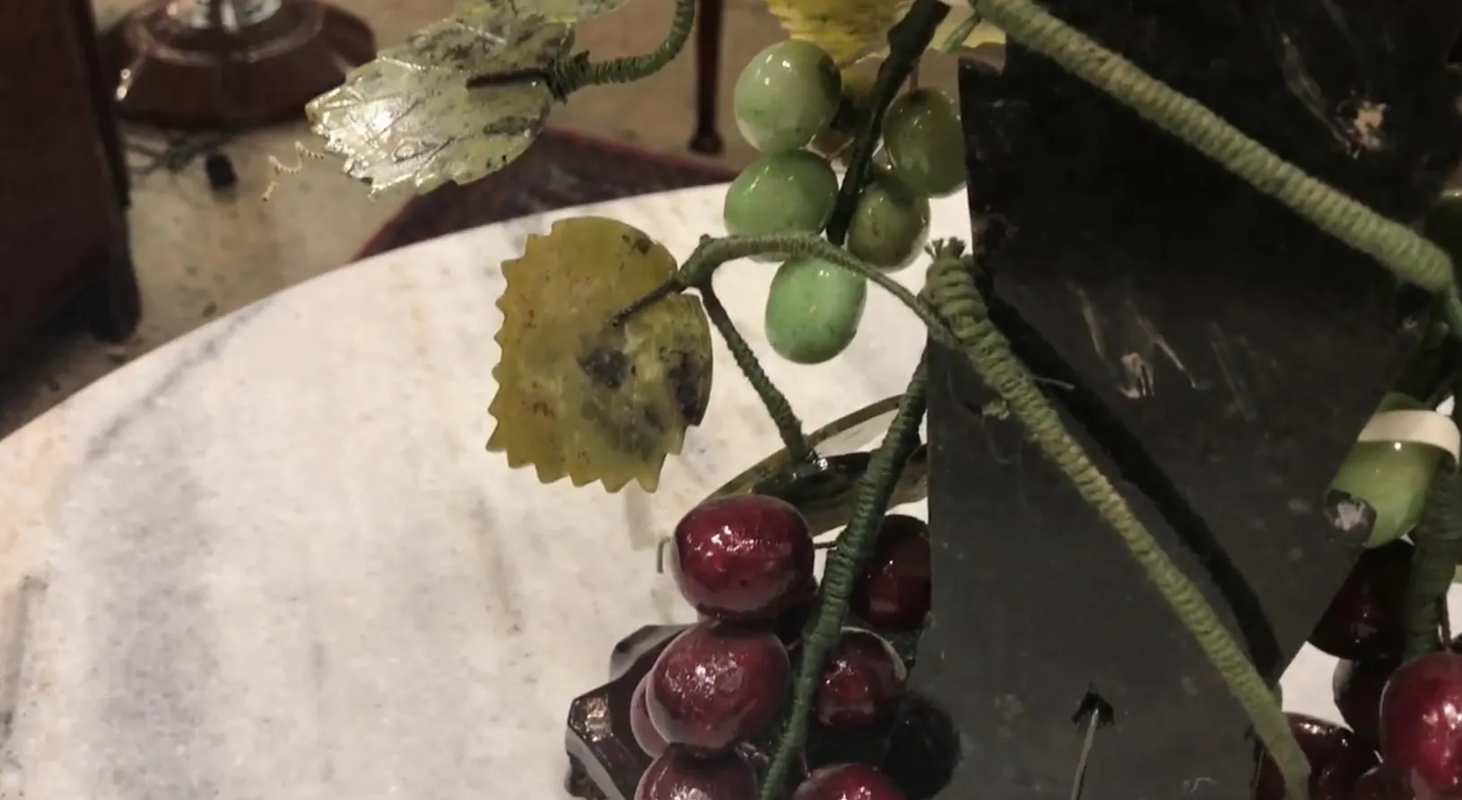 Bonsai antigo decorativo com folhas e frutas coloridas