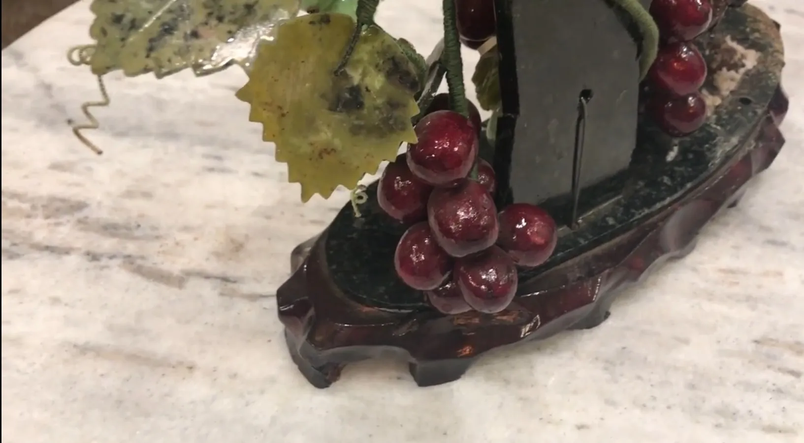 Bellissimo bonsai antico decorativo con frutti rossi e foglie verdi.