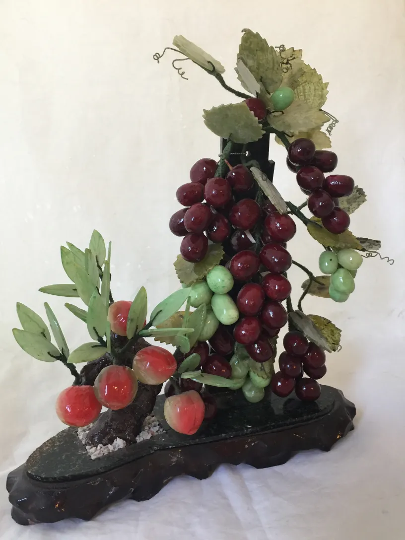 Bonsai antico con frutti decorativi su una base