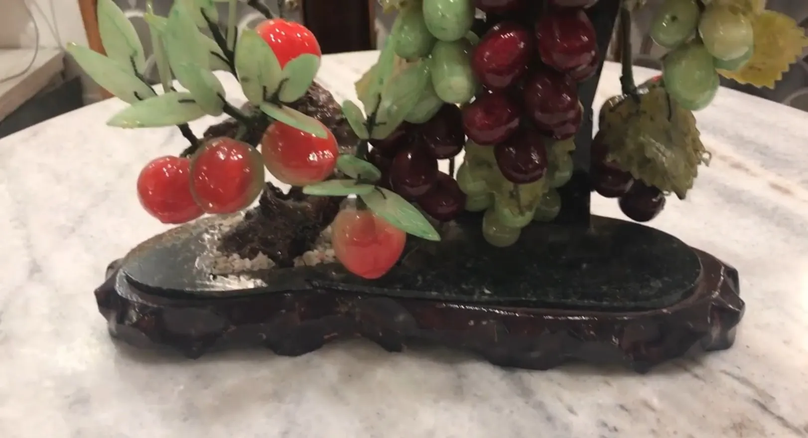 Ein antiker Obst-Bonsai mit roten und grünen Früchten