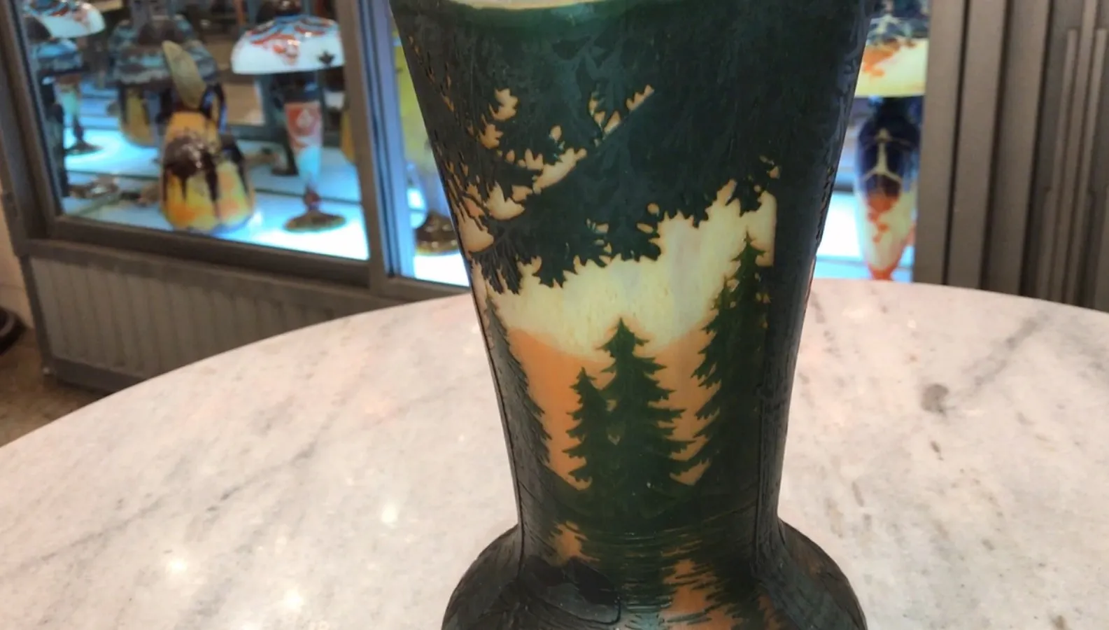Alte Vase mit Unterschrift von Daum Nancy mit Naturmotiven