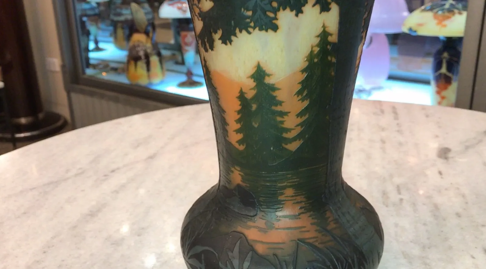 Alte Vase mit Unterschrift von Daum Nancy mit Naturmotiven