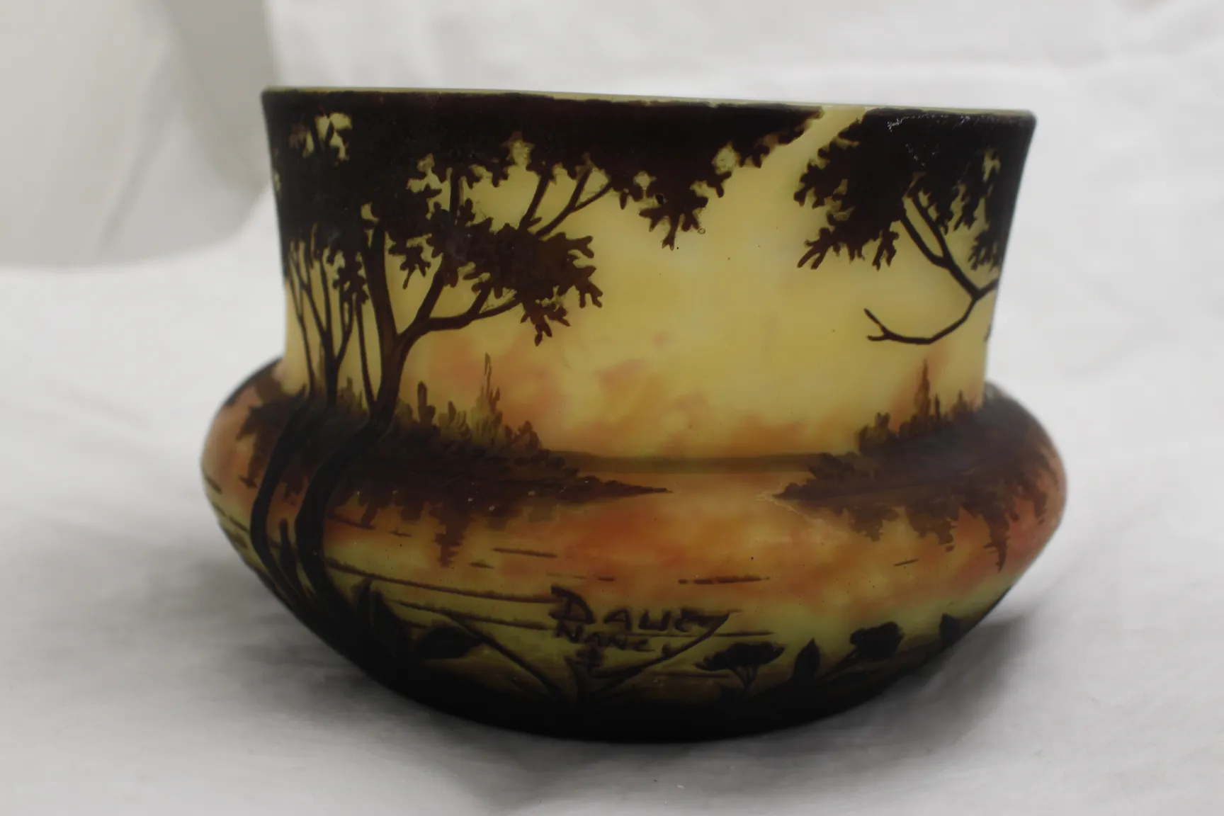 Antico vetro firmato Daum Nancy con paesaggio decorativo della natura.