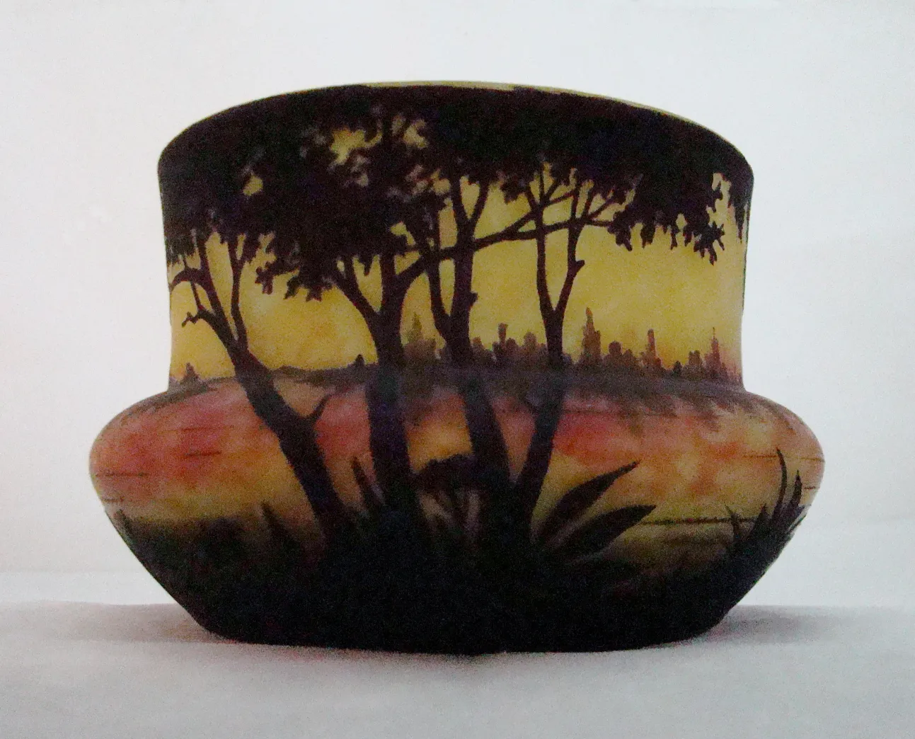 Ancien verre signé par Daum Nancy avec un paysage décoratif de la nature.