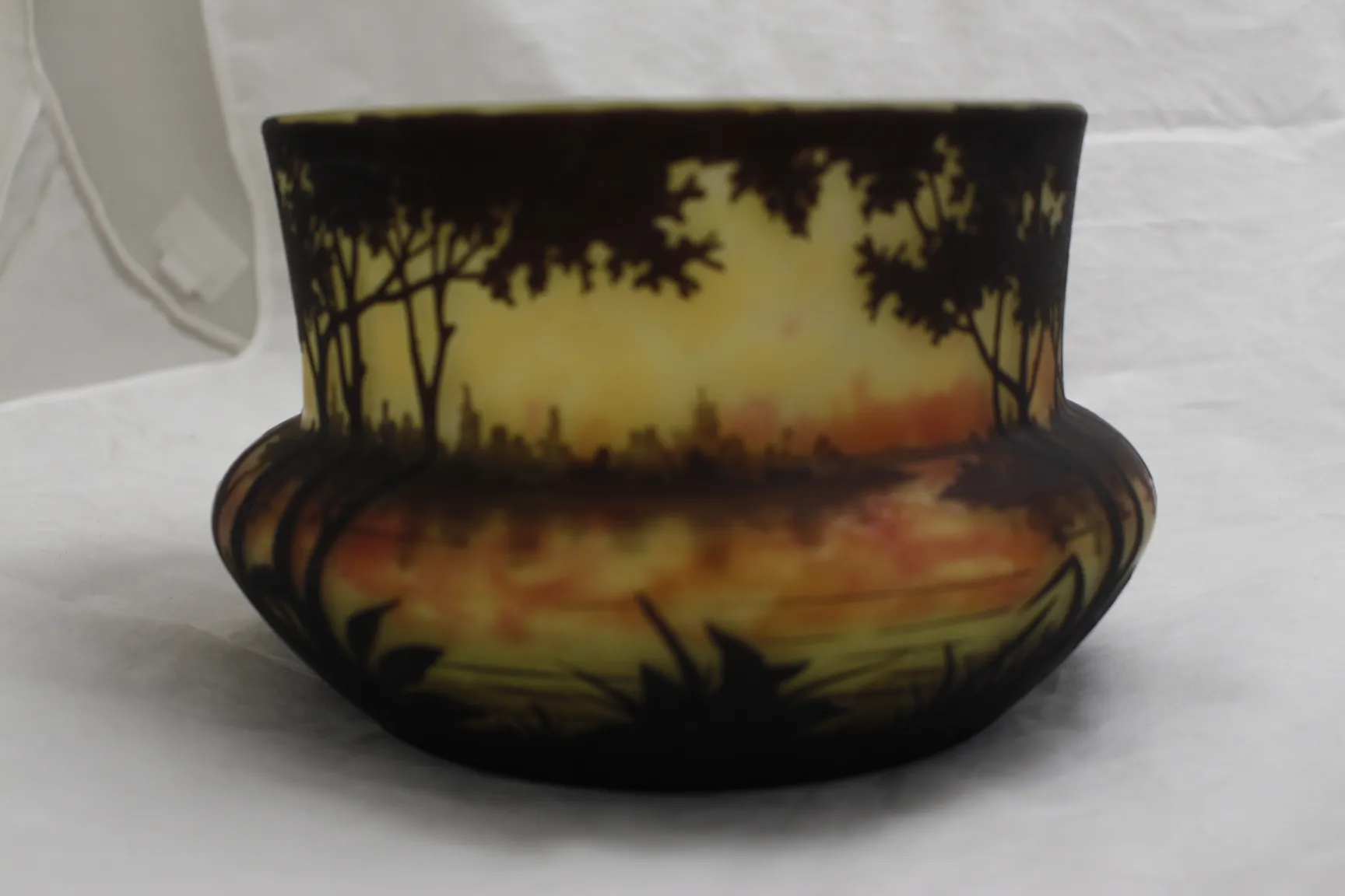 Ancien verre signé par Daum Nancy avec un paysage décoratif de la nature.