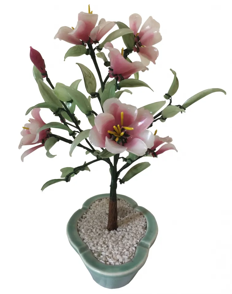 古代の人工盆栽とピンク色の花が入った鉢。