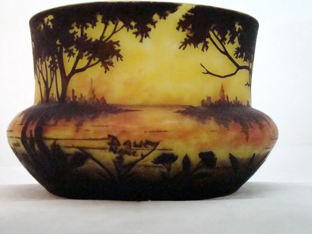 Ancien verre signé par Daum Nancy avec un paysage décoratif de la nature.