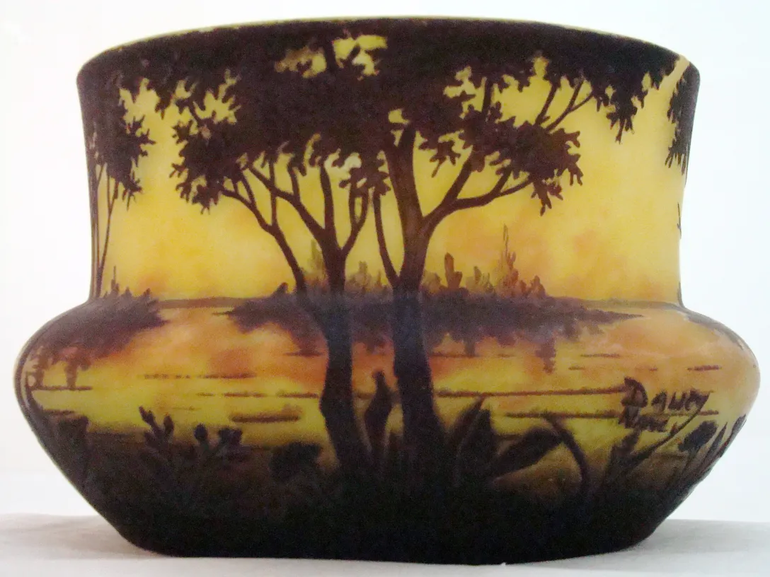 Ancien verre signé par Daum Nancy avec un paysage décoratif de la nature.