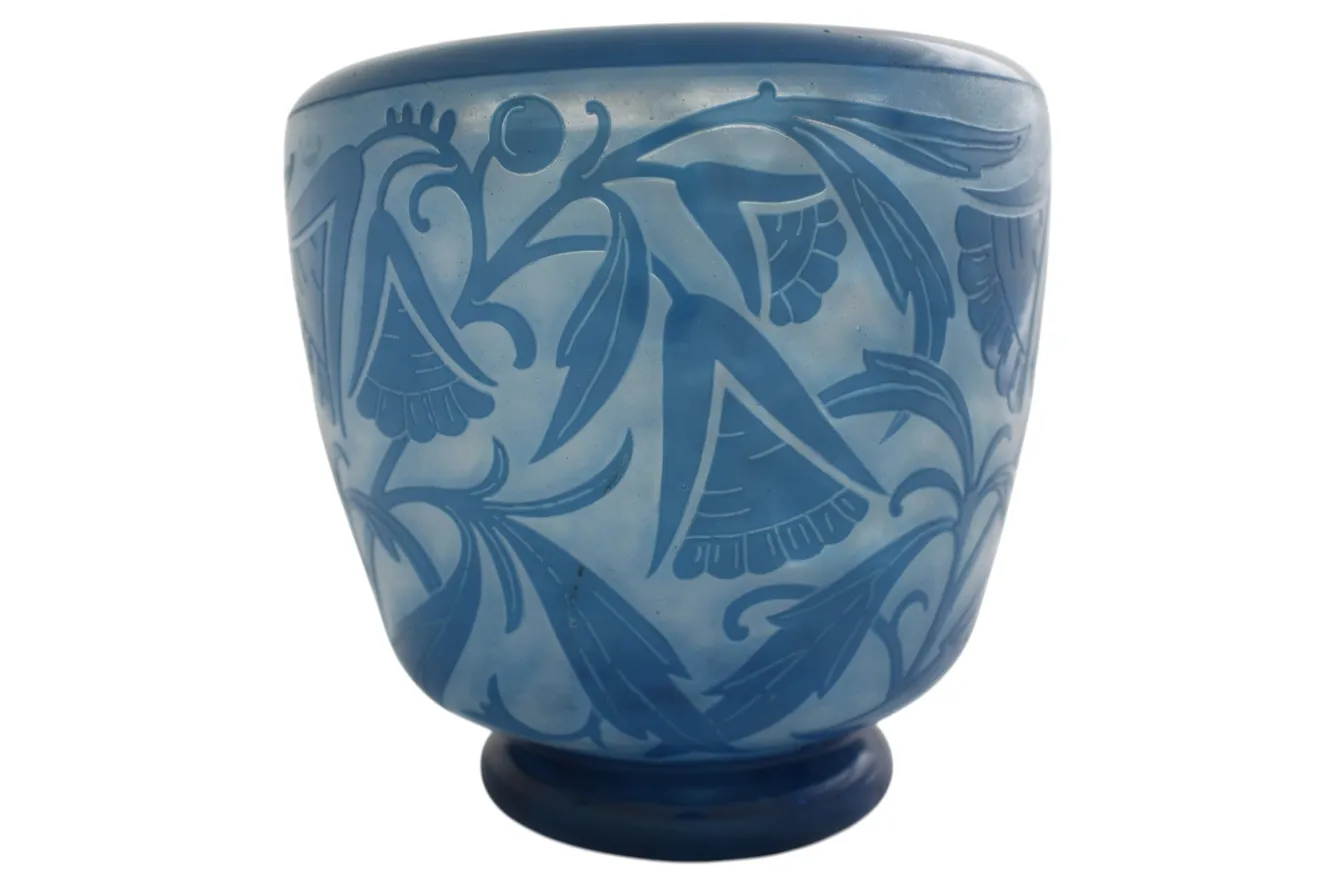 Vidro azul antigo daum nancy com design floral em relevo.