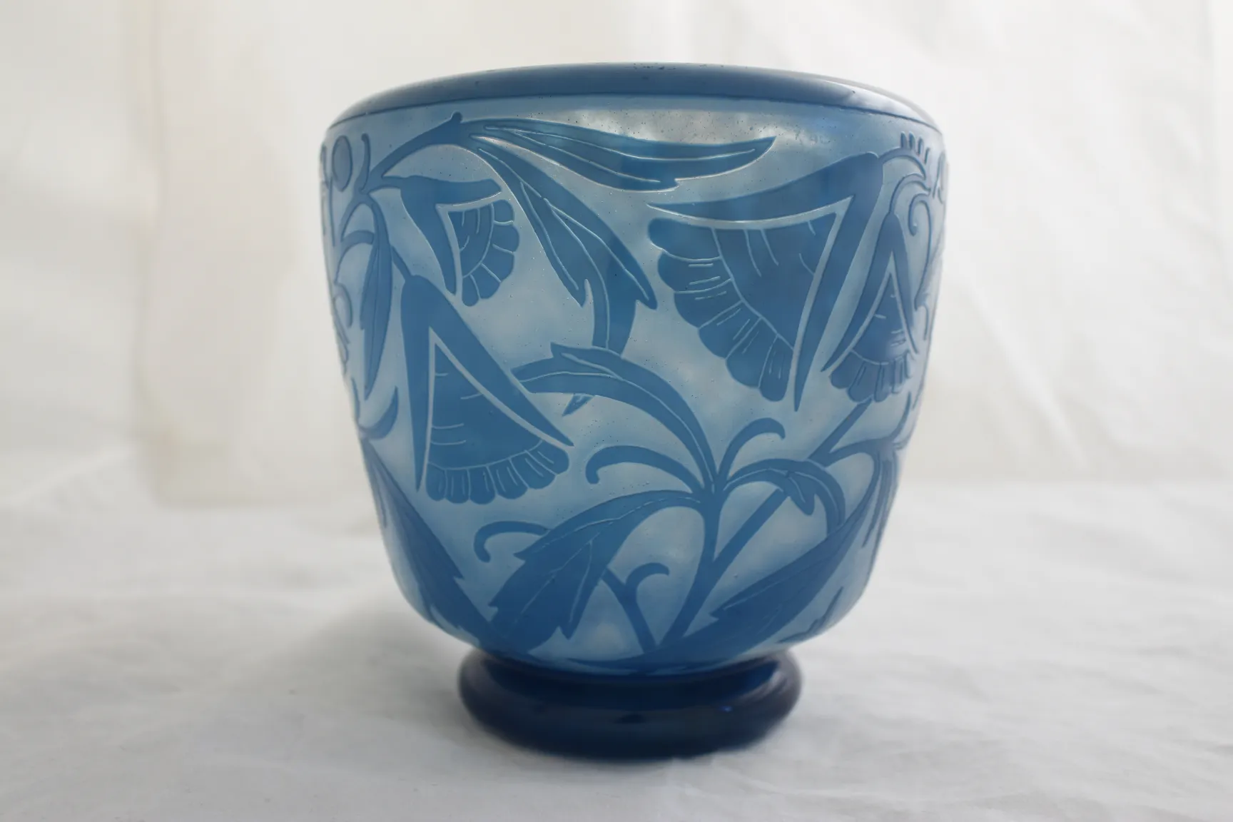 Vidro azul antigo daum nancy com design floral em relevo.