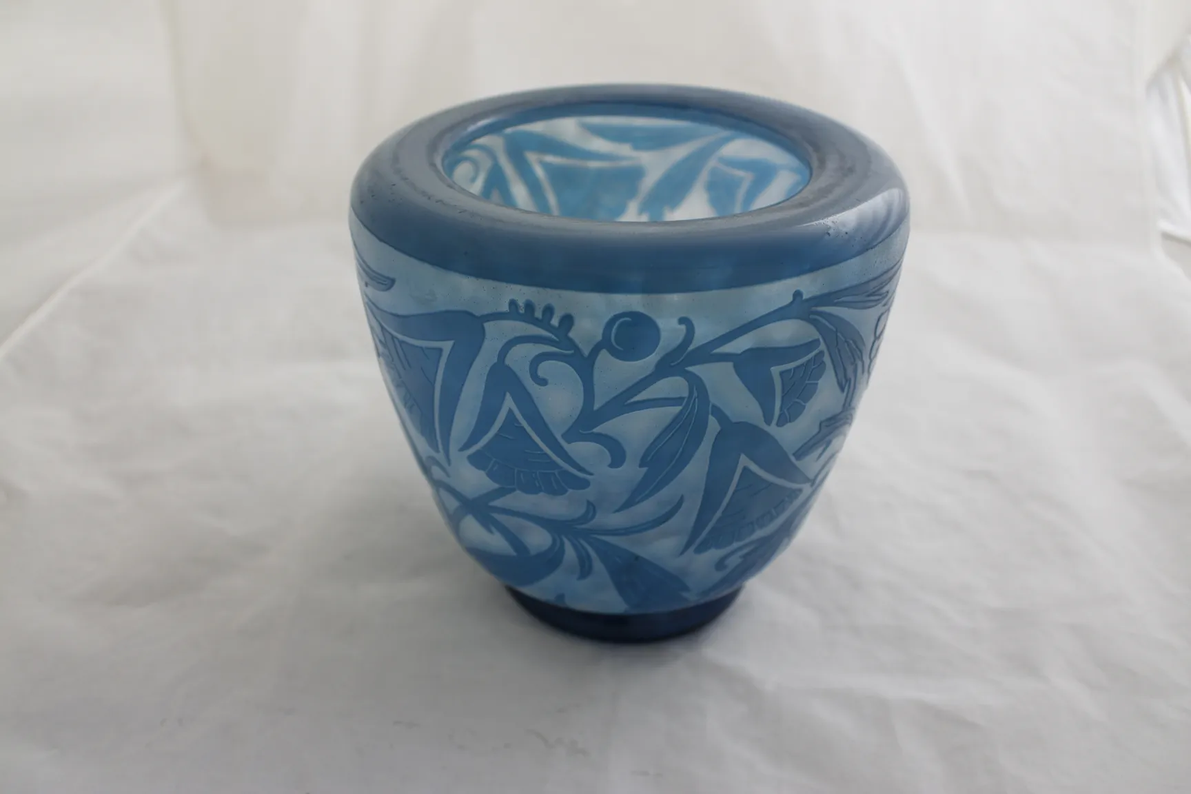 Ancien verre bleu de daum nancy avec motif floral en relief.