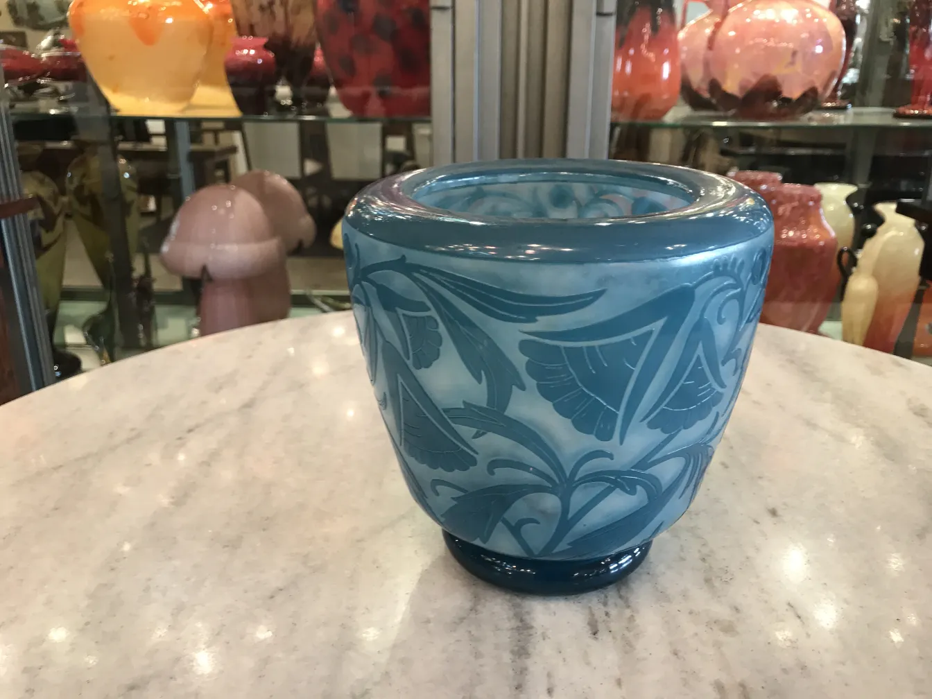 Vidrio azul antiguo de Daum Nancy con diseño floral en relieve.