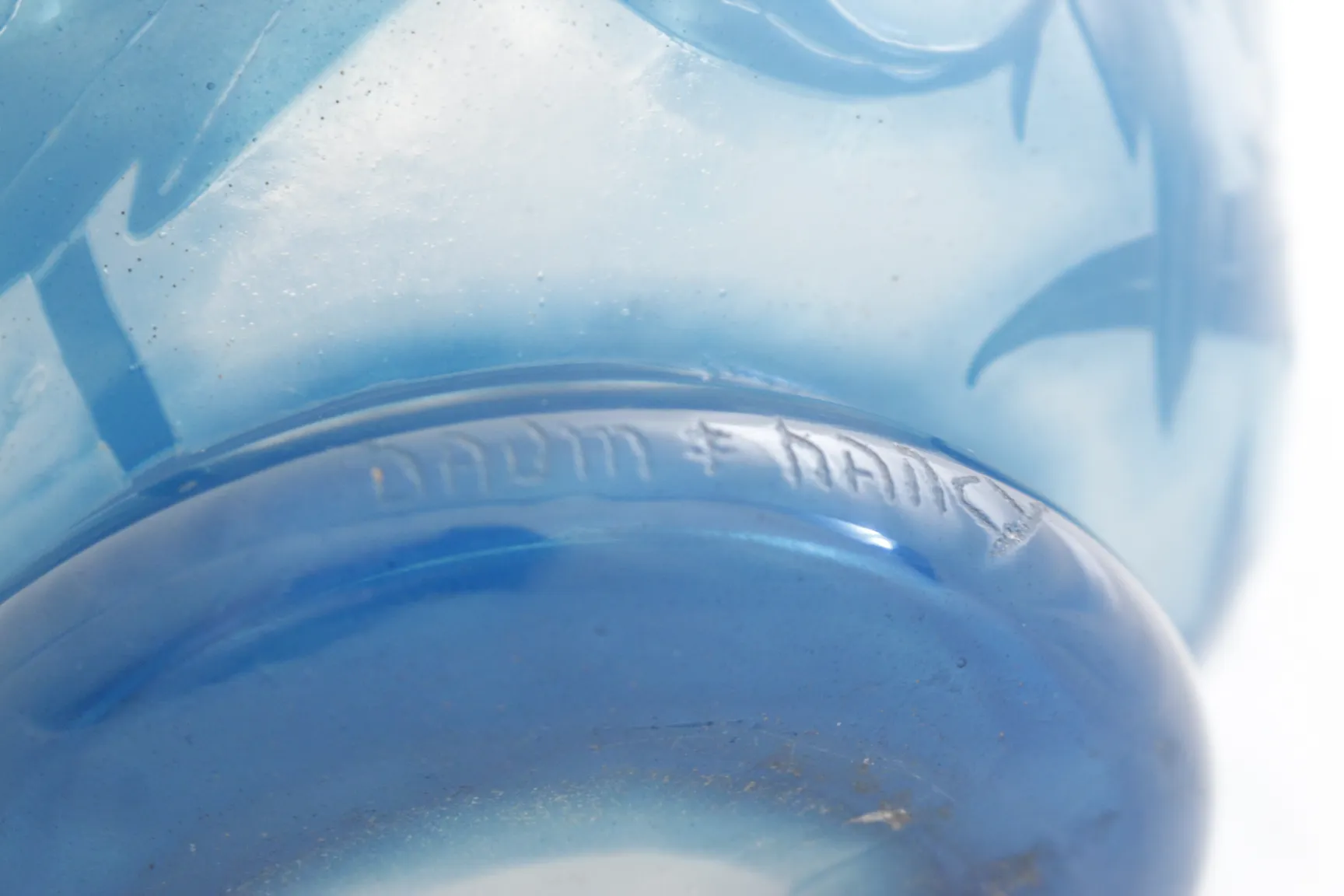 Античное синее стекло Даум Нэнси с рельефным цветочным узором.