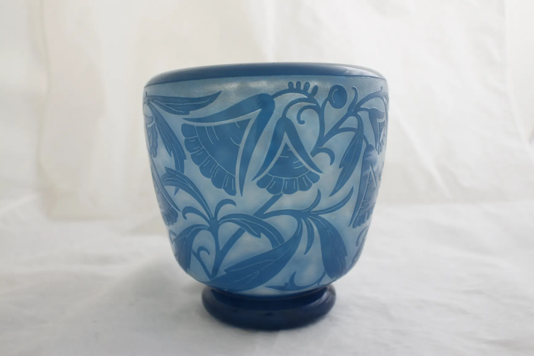 Vidro azul antigo daum nancy com design floral em relevo.