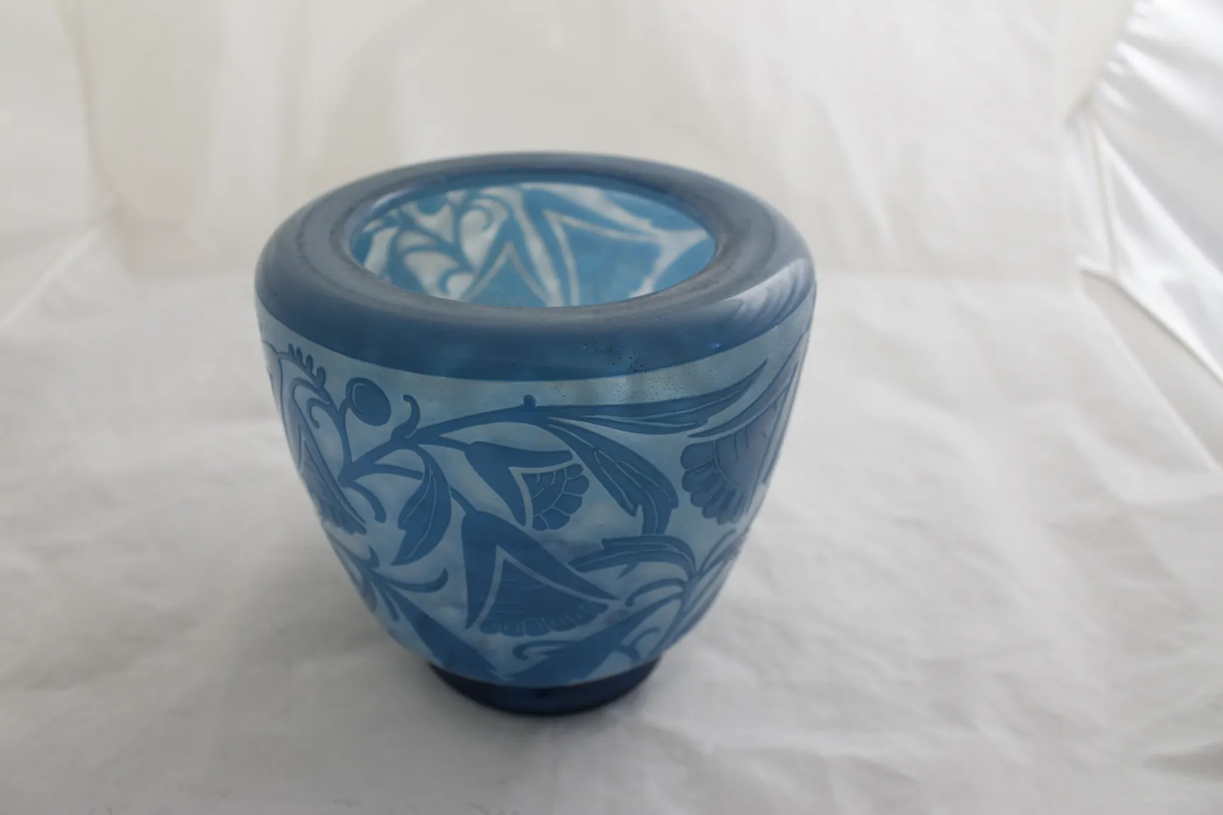 Vidrio azul antiguo de Daum Nancy con diseño floral en relieve.