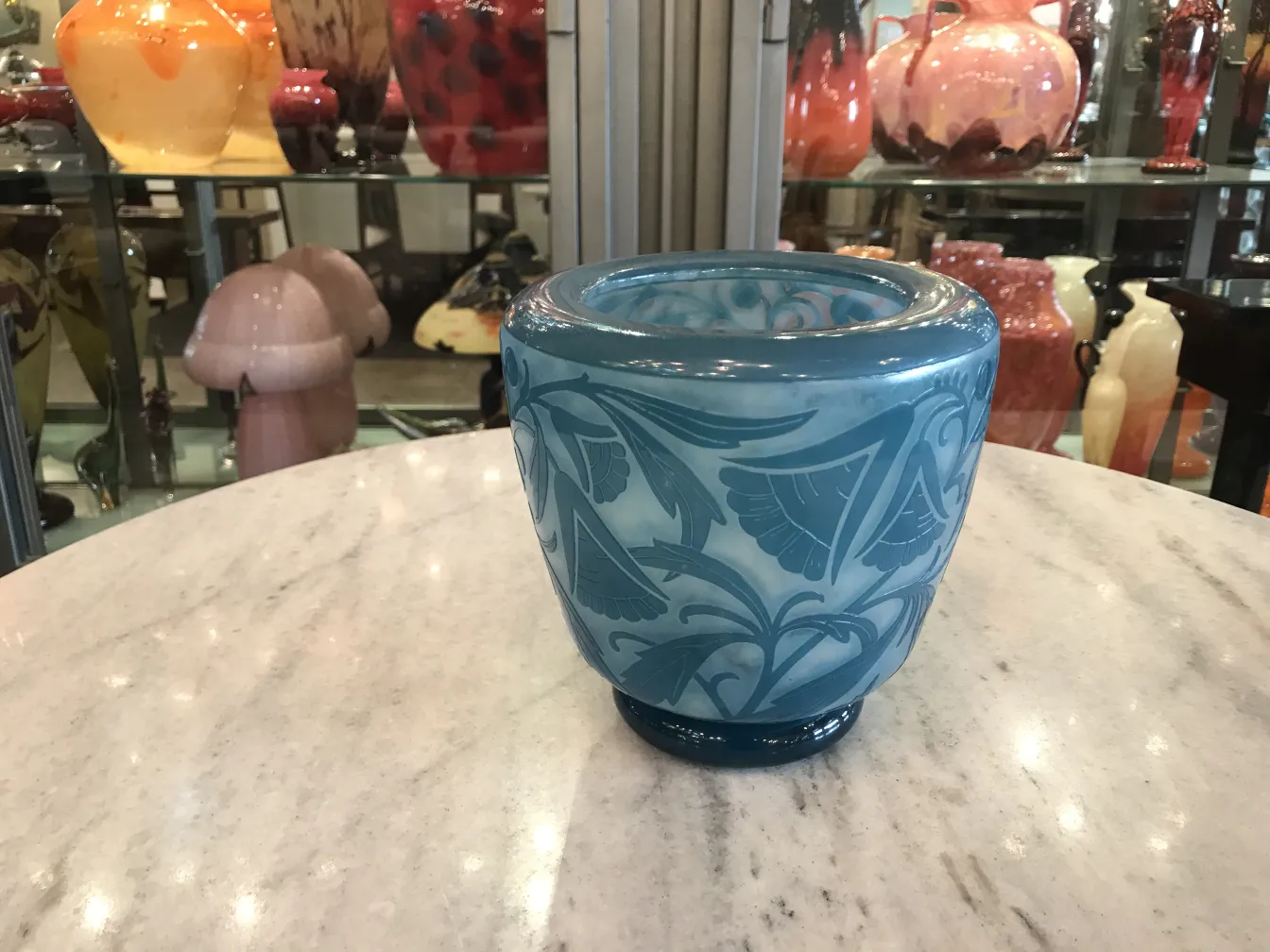 Vidro azul antigo daum nancy com design floral em relevo.