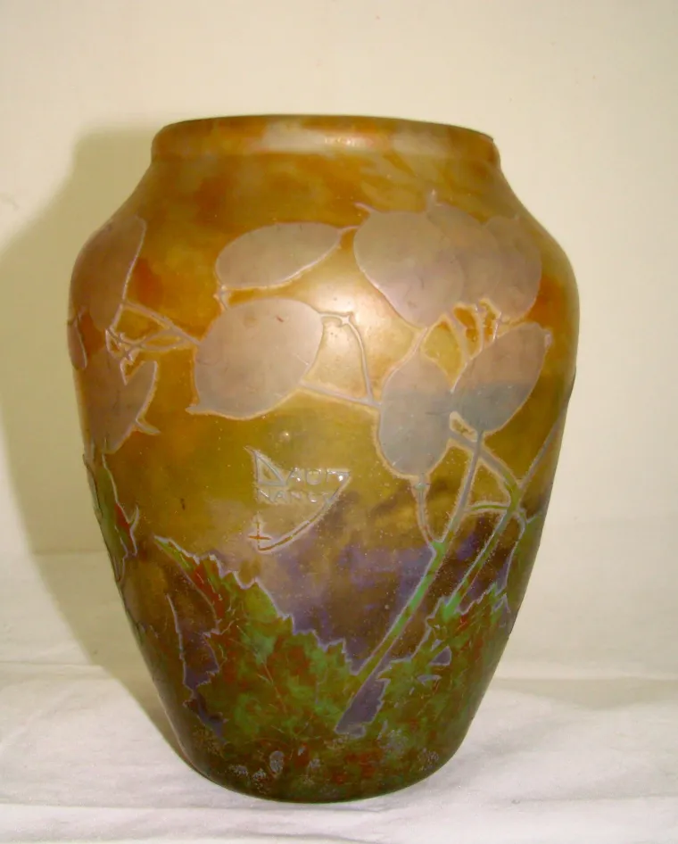 Ancien vase signé Daum Nancy avec un design naturel.