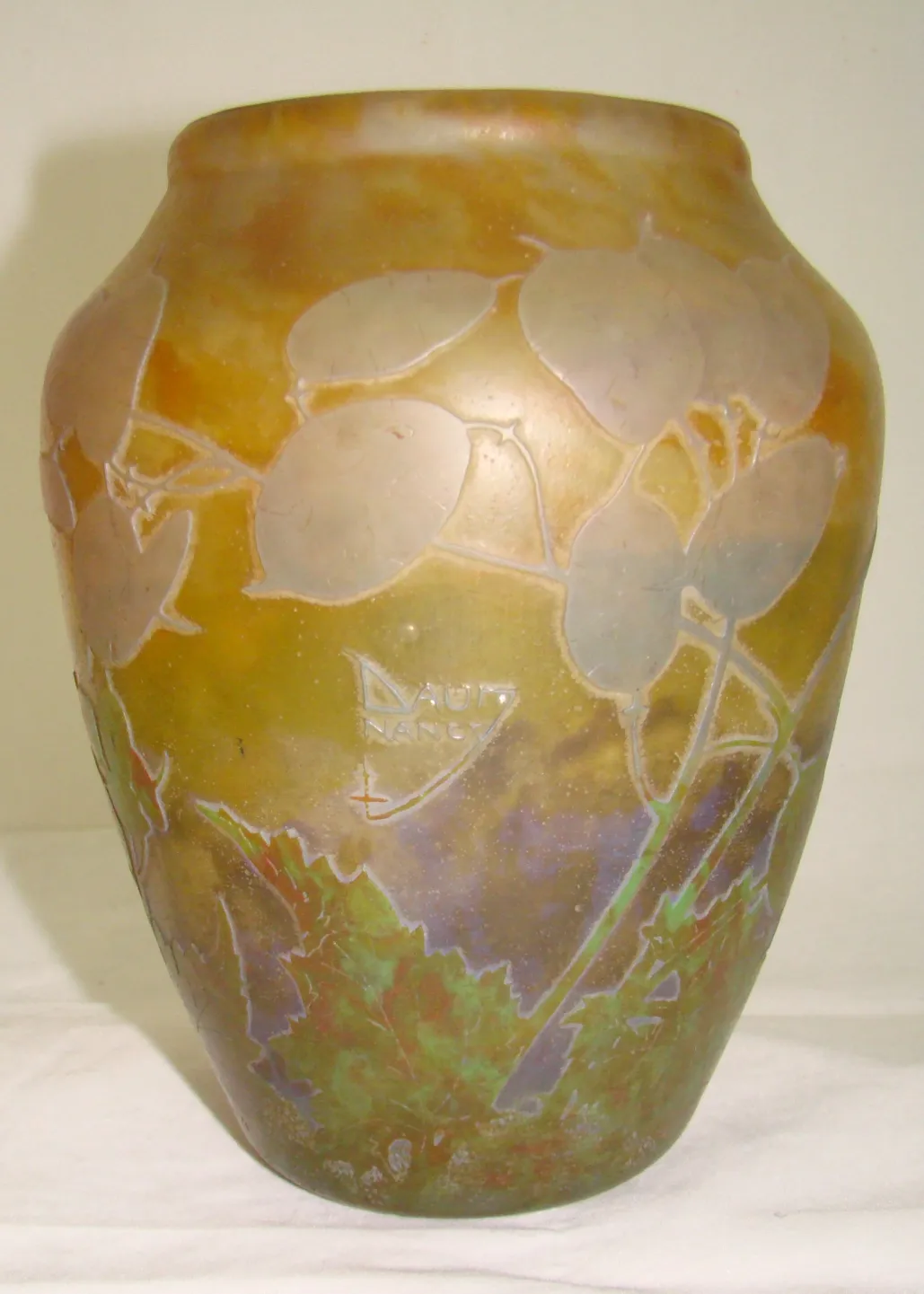 Ancien vase signé Daum Nancy avec un design naturel.