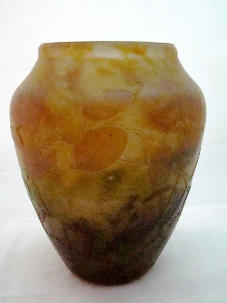 Ancien vase signé Daum Nancy avec un design naturel.