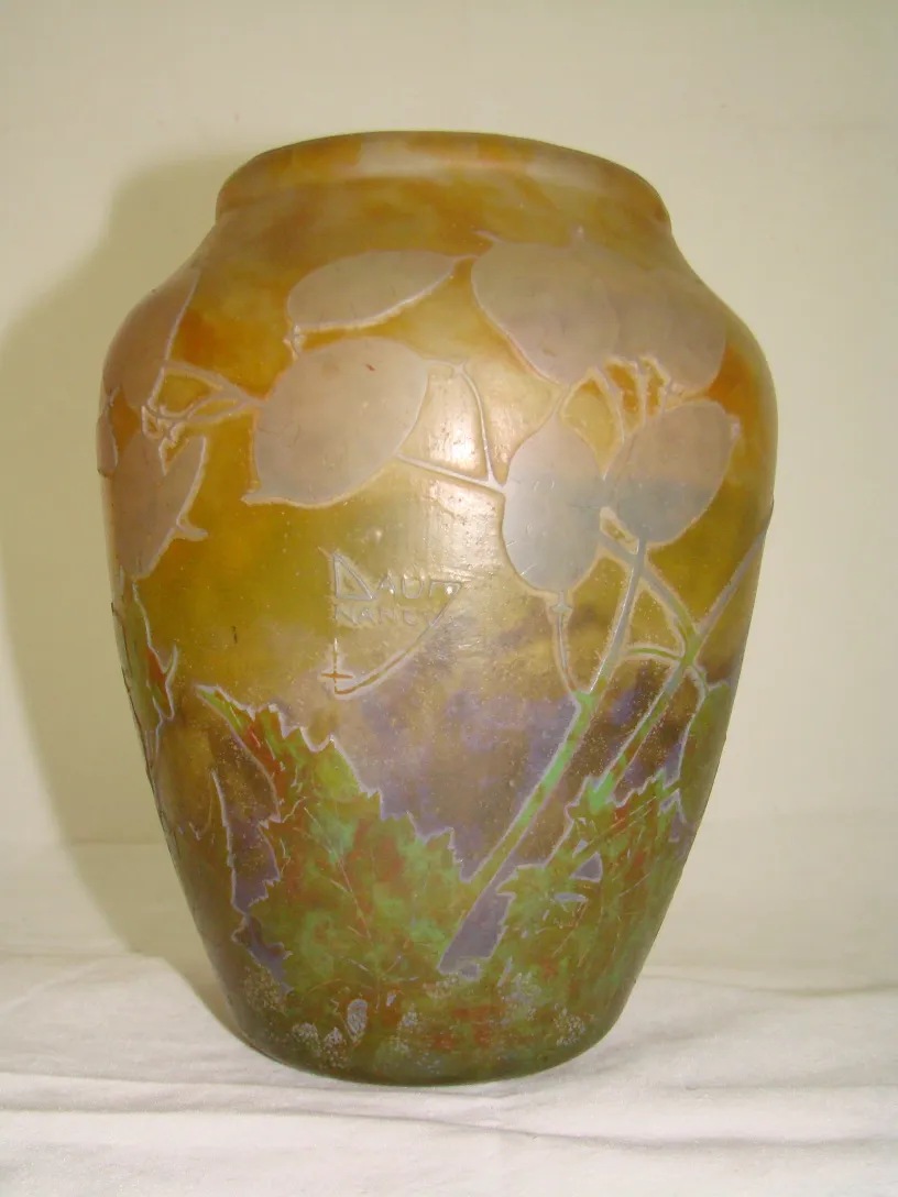 자연적인 디자인을 가진 다움 난시 서명된 고대 유리잔.