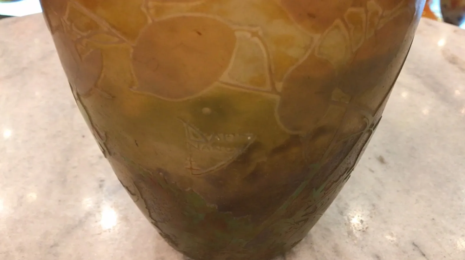 Ancien vase signé Daum Nancy avec un design naturel.