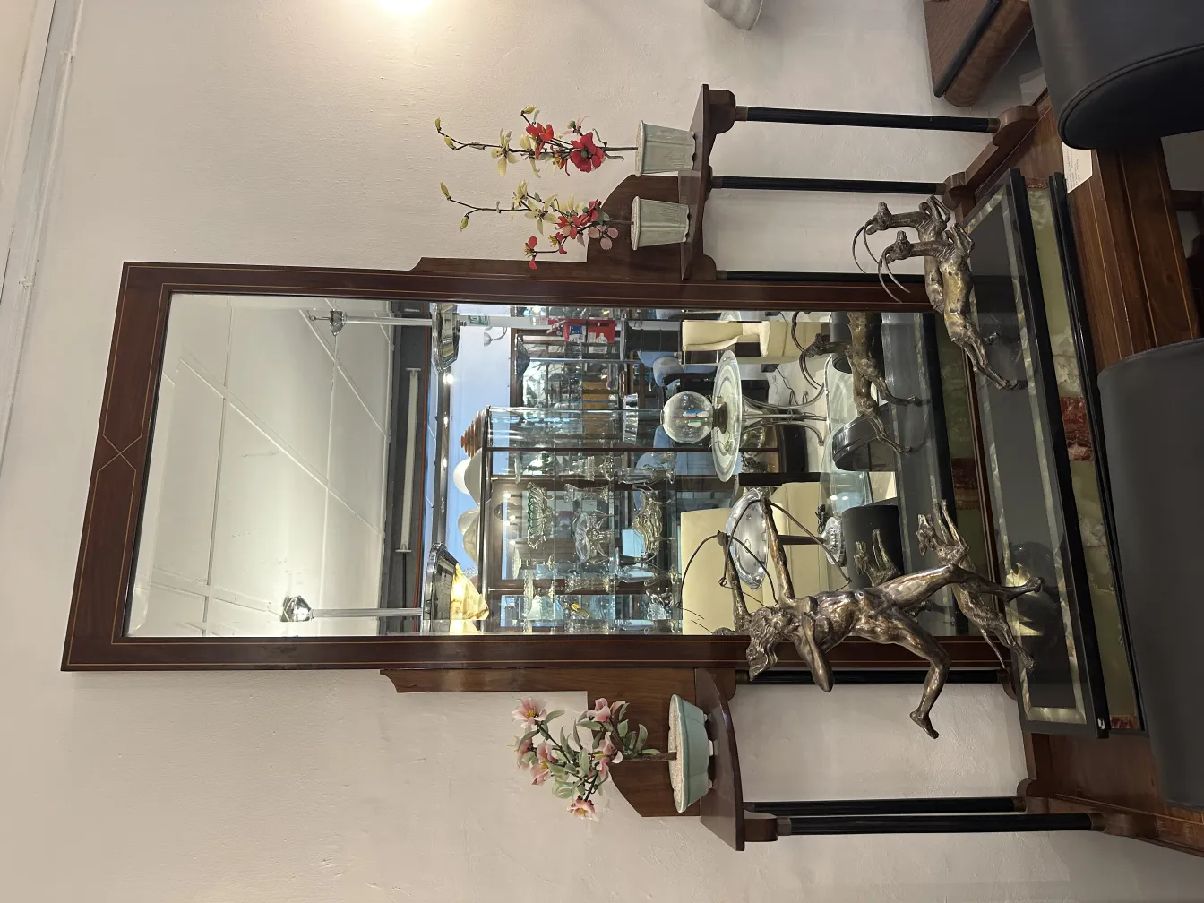 Bonsai antigo decorativo com flores e uma mesa elegante.